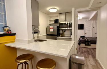 Gold Coast 2BR Suite Near Oak Street - Photo 5