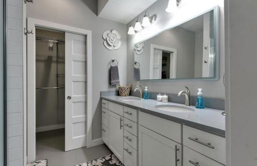 Modern Townhome Near Downtown walk to CWS! - Foto 34