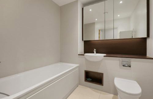 London Dockside Apartment - Photo 3