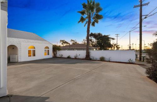 Spacious Modern Home with Rooftop & Private Backyard - Foto 7