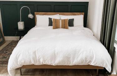 Designer Home 2 Bedroom - 20min to NYC WTC - Private Backyard - Foto 7