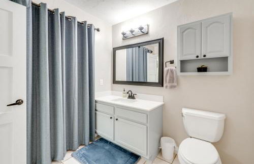 1 Mi to Beach Dog-Friendly Condo in Lake Mills! - Foto 13