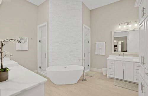 Newly Built Stylish Retreat with Designer Kitchen - Near Park & Beach - Foto 3