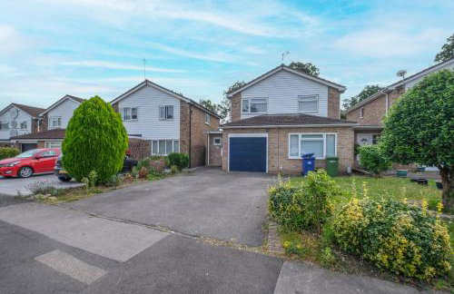 Luxury 5 BDR 2 BA House with Parking in Sandhurst By 360Stays - Photo 90