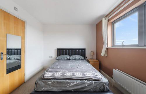 Modern 2 bed 2 bath with Balcony in Rayners lane Pinner Harrow near Wembley Greater London - Photo 23