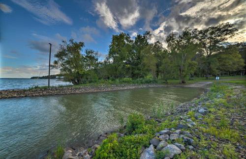 Charming Lakefront Home with Grill and Fire Pit! - Foto 35