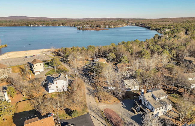 Pocono Pinnacle by Avantstay Steps to the Lake, Game Room, Large Deck - Foto 24