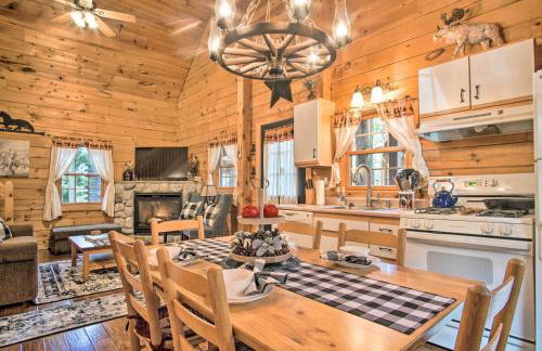 Rustic Rothbury Cabin with Resort Amenity Access! - Foto 6