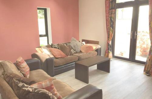 Delightful detached Cottage in Village Centre - Photo 2