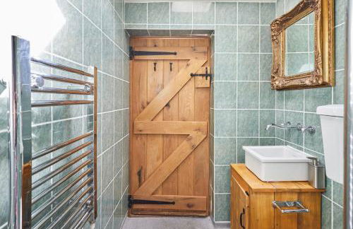 The Laundry Room Romantic cabin, hot tub & views - Photo 17