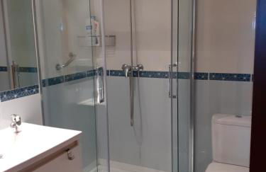 Atico céntrico con piscina comunitaria - Foto 8