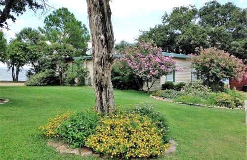 Peaceful Lakefront Cabin with Loft, Beach Access & Sunset Views in Buchanan Dam, Texas - Foto 17