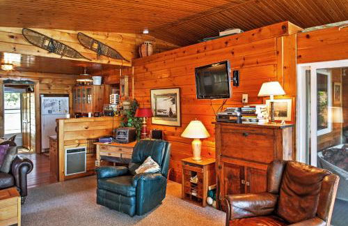 Newport Cabin with Lakefront Private Porch and Grill! - Foto 13