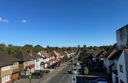3 Bed House in Cheam, London with Garden, Parking and Playground - Photo 21
