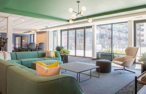 Chic East Side 1BR Apt with Balcony, Pool, and Gym - Foto 43