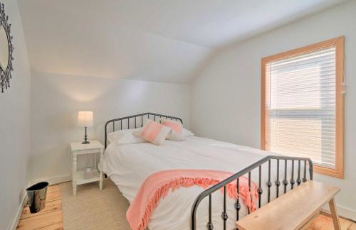 Walk to Beach! Sodus Point Escape with Private Yard - Foto 27