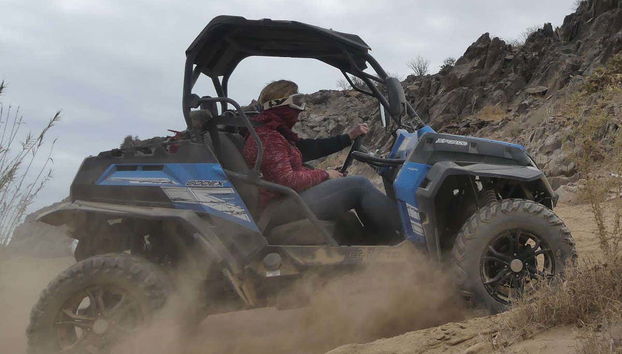 Un buggy à travers la montagne