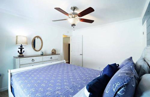 Chain O Lakes Nautical 4Bed 3Bath Waterfront with Bonus Room, Large Deck and Hot Tub - Foto 23