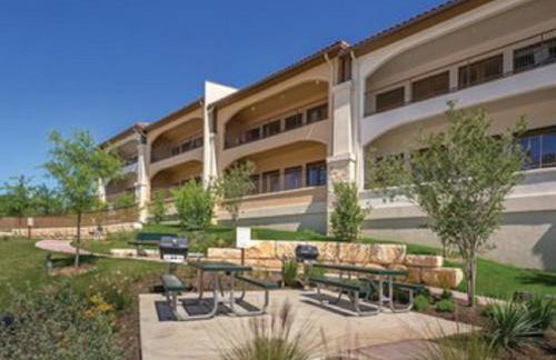Enjoy the scenery of Lake Marble Falls in 2BD resort condo with family - Photo 1