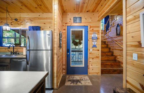 Hickory Bear - Cabin surrounded by pines, Sleeps 10, Hot Tub, Fire Pit, Arcade, Foosball Table & Deck Slide - Photo 33