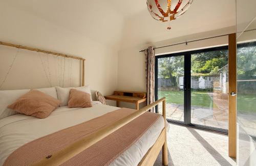 Historic Hampshire Cottage with Private Putting Green - Photo 18