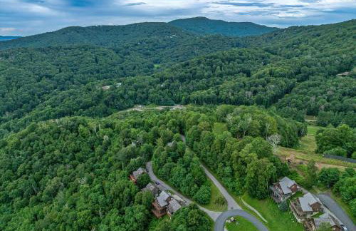 4BR Cabin with Ski Resort, Mtn Views & Hot Tub - Foto 144