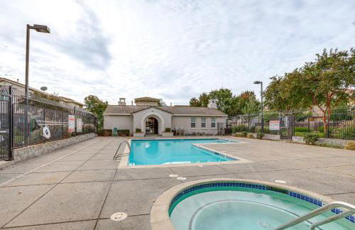 Extended-Stay Ready! Elk Grove Unit with Pool Access - Foto 32