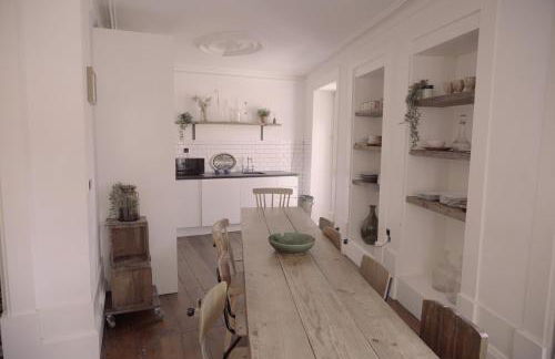 Light & Airy Historic Centre House with Balconies - Photo 12