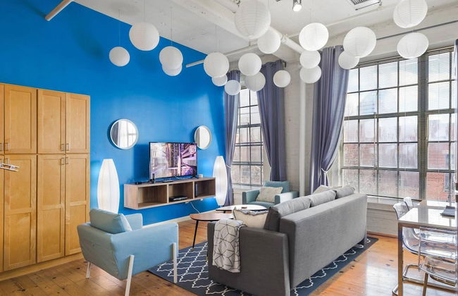 Loft Living in the Trendy Warehouse District - Foto 1