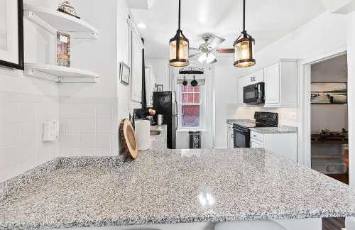 Main Line Manor 3BR with King Beds & Patio & Backyard - Foto 10