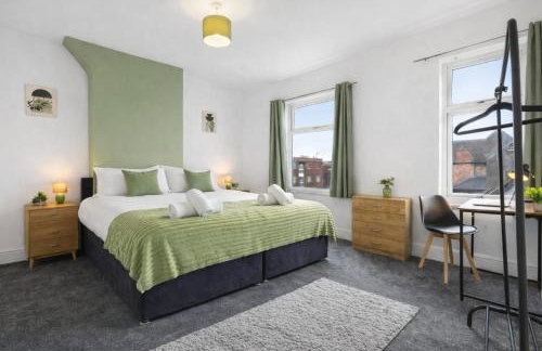 Comfortable 4 Bed Home - Free Parking & Fast WiFi - Foto 8