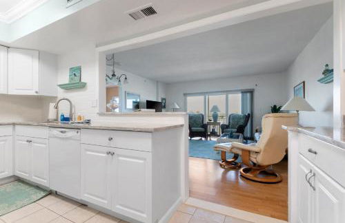 Spacious 3BR Beachfront Condo with Balcony & Parking - Foto 14