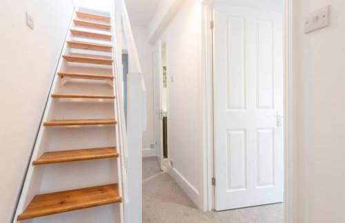 Stylish Caversham Town-House Free Parking & Garden - Photo 25