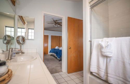 Spacious 3BR Home with Hot Tub & Private Yard - Foto 23