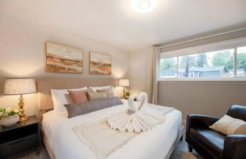 Chic 3BR 2BA Duplex w Serene View BBQ near airport - Foto 9