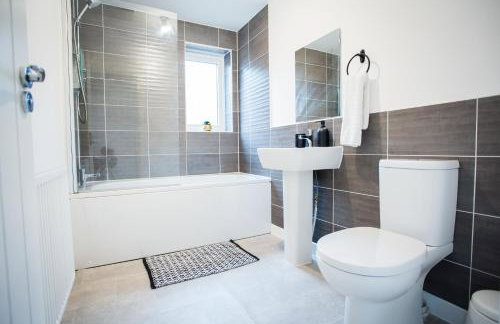 Comfortable 3-bedroom Bolton home - Photo 4