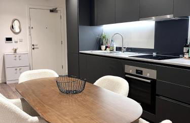 Central modern flat 2 minute walk to station - Foto 1