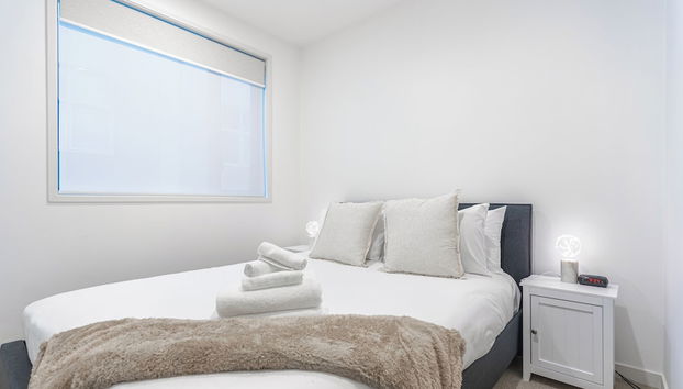 2BR CBD Gem with City Views by Zodiak Stays - Photo 3, Room