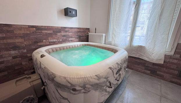 Deep soaking bathtub