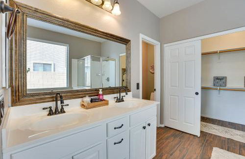 Shop, Golf and Hike Surprise Group Getaway with Pool! - Foto 12