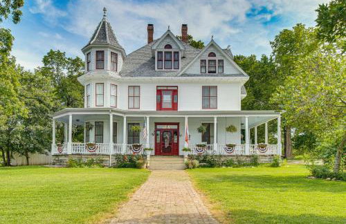 Creekfront Yellville Manor with Parlors and Fire Pit! - Foto 1