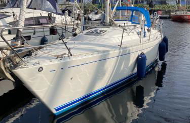 Entire Boat at St Katherine Docks 2 Available select using room options - Photo 3