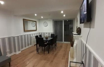 Ladbury House in Walsall near M6, Walsall Uni and Hospital, with free parking and easy access to Birmingham city centre and West Bromwich, only 20 mins to NEC and Birmingham airport, 15 mins to Villa Park, Great for contractors! - Foto 24