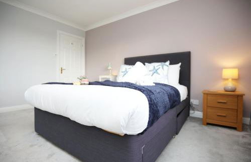 Is Y Coed Place By N And N Stays Ltd, Spacious 5 bed house in Wenvoe Cardiff, With Free Private Parking, Garden and WIFI - Photo 44