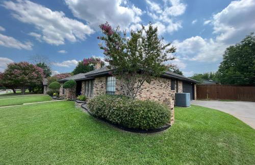 Designer Single Story 4 bed 3 bath home in mid-century style with big backyard and garage - Foto 33