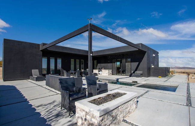 Luxe Modern Escape w Pool Hot Tub Firepit Desert View Lassen by Avantstay - Photo 3