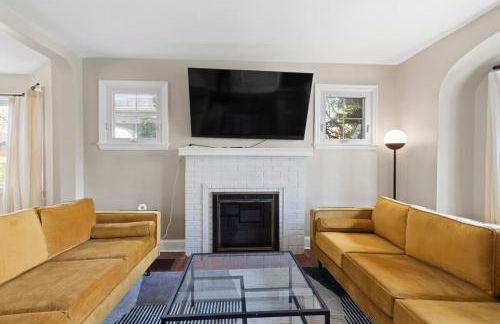 Inviting 4BR2BA in Oakley with 2 Park Spots & Lg Deck - Foto 14