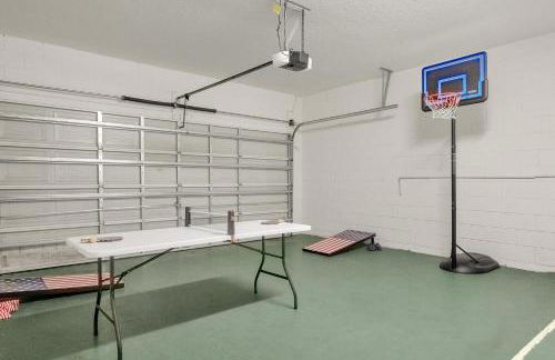 Large Spacious Home w Private Pool & Hot Tub - Photo 3