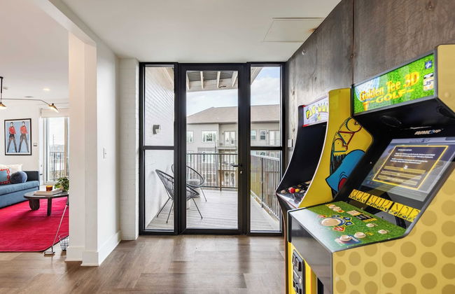 Dual Bachelor Pads w/ Rooftop Lounge & Games Sleeps 26 5 Min to Broadway - Foto 8