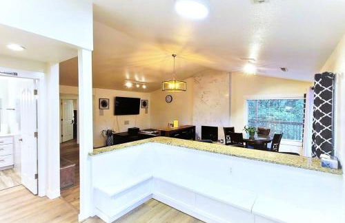 Tranquil Riverfront Retreat - Foto 60